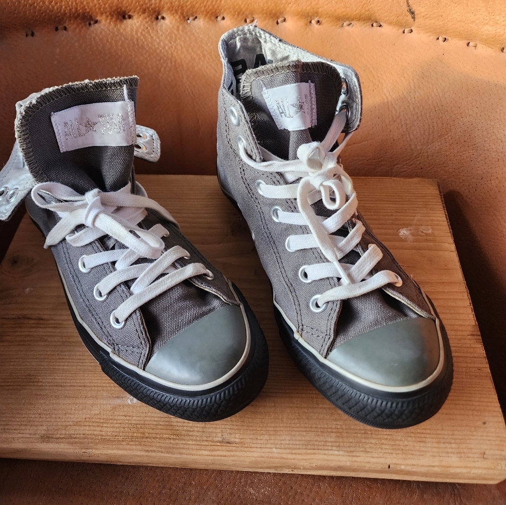 Ladies Converse Size7 Color Charcoal Only Wore Th… - image 2